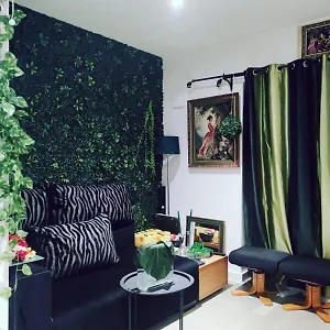 Uttsav Green - Affordable Zone 3 - Accessible Public Transport Homestay London