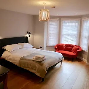 Stylish Apartment, Ensuite, Kitchenette Apartment Twickenham